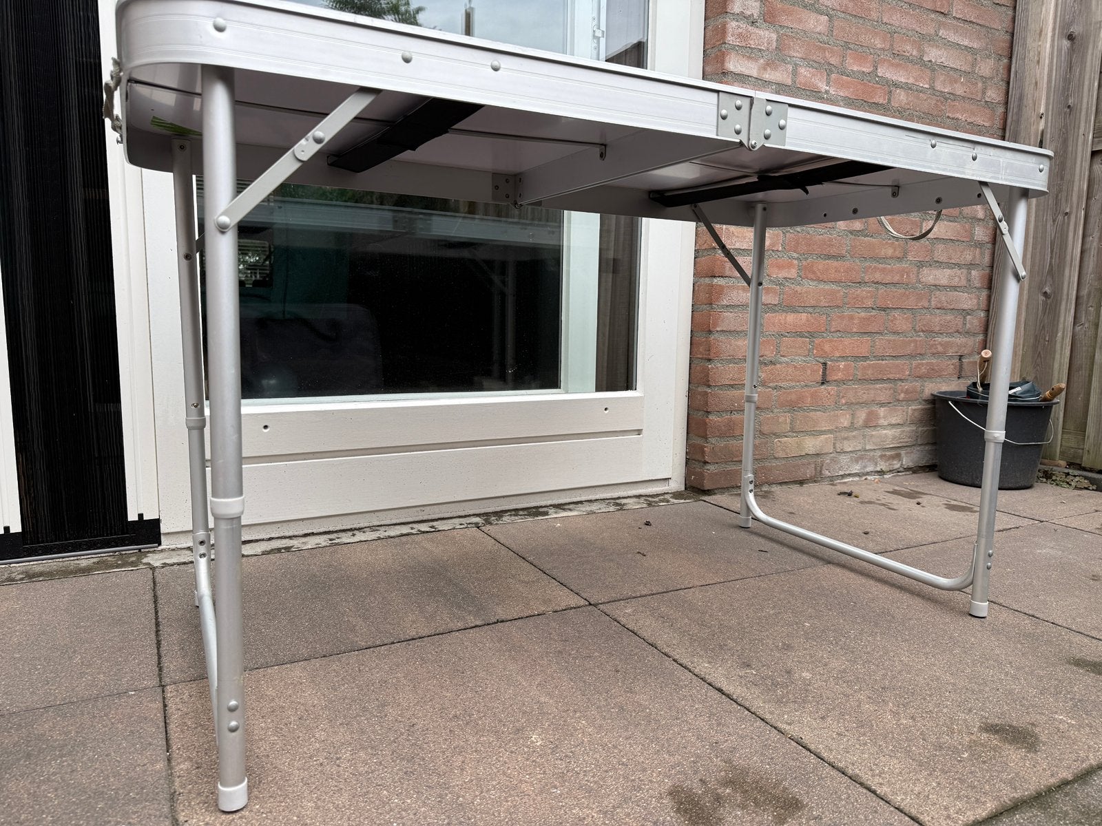 4 krukjes en tafel, Ophalen, Campingtafel