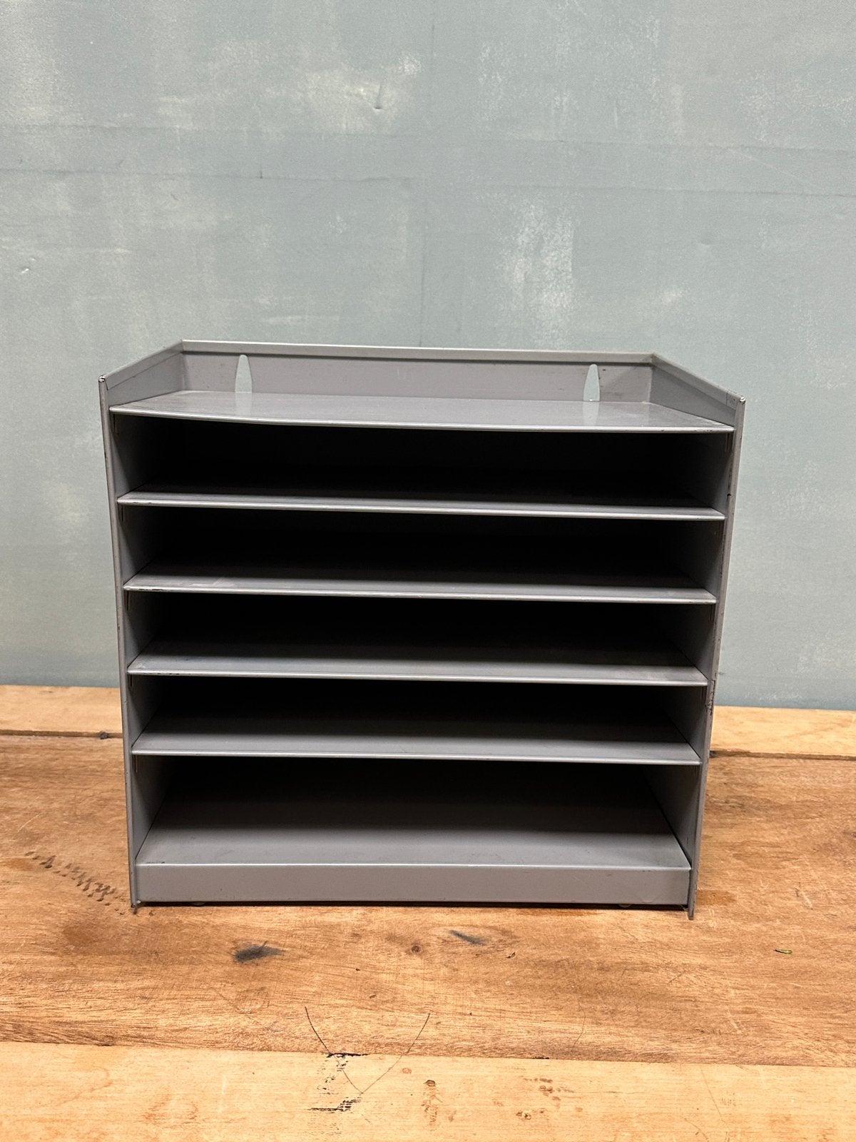 Vintage postvak brievenbak postbak Gispen stijl metaal grijs, Diversen, Bureau-accessoires, Zo goed als nieuw, Ophalen of Verzenden