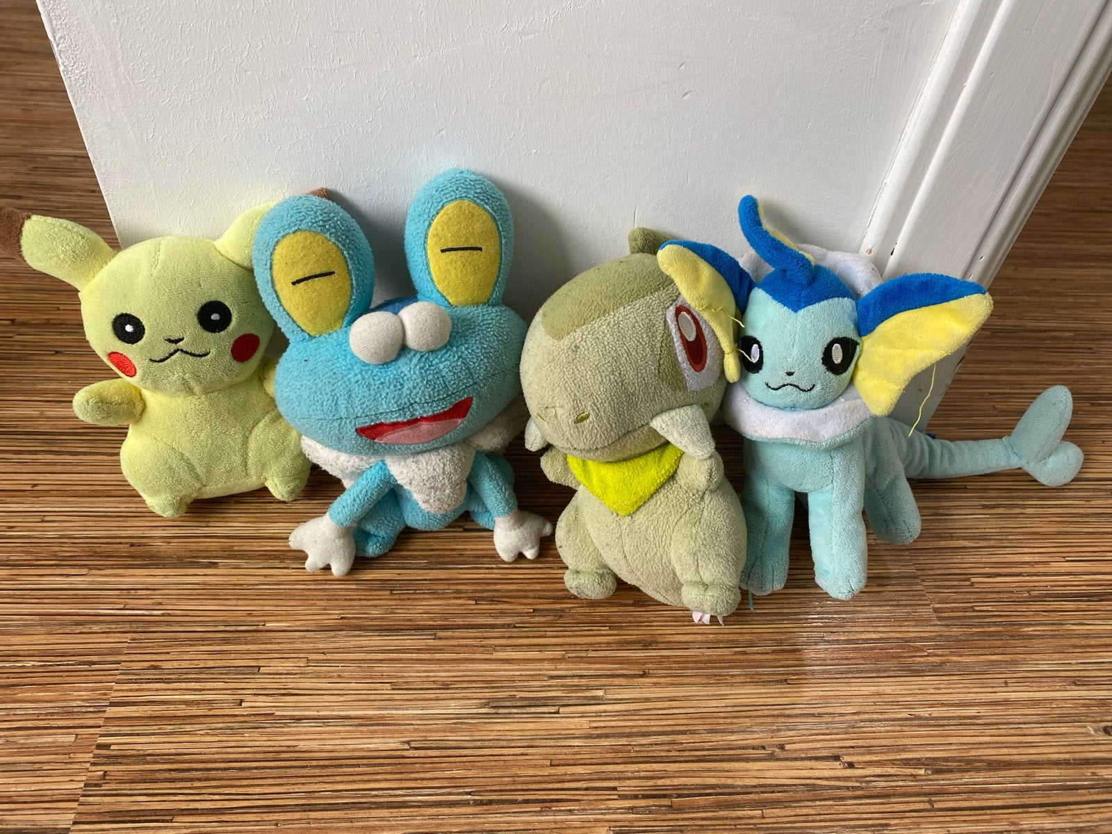 Leuke Pokémon knuffels: Pikachu, Froakie, Treecko, Vaporeon, Kinderen en Baby's, Speelgoed | Knuffels en Pluche, Gebruikt, Geel