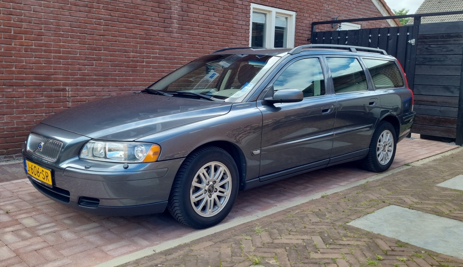 Volvo V70 2.4 140PK 2006 Grijs apk tm juni 2027!, Auto's, Voorwielaandrijving, Dealer onderhouden, Stof, 1800 kg