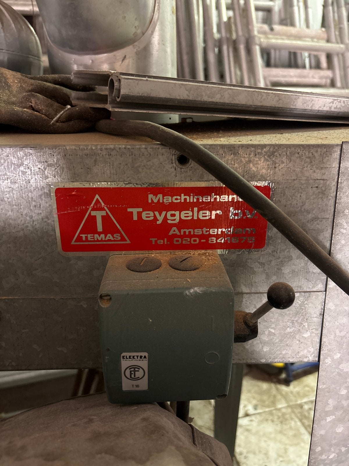 Afzuigsysteem voor houtzagerij met slangonderdelen en pijpen, Ophalen