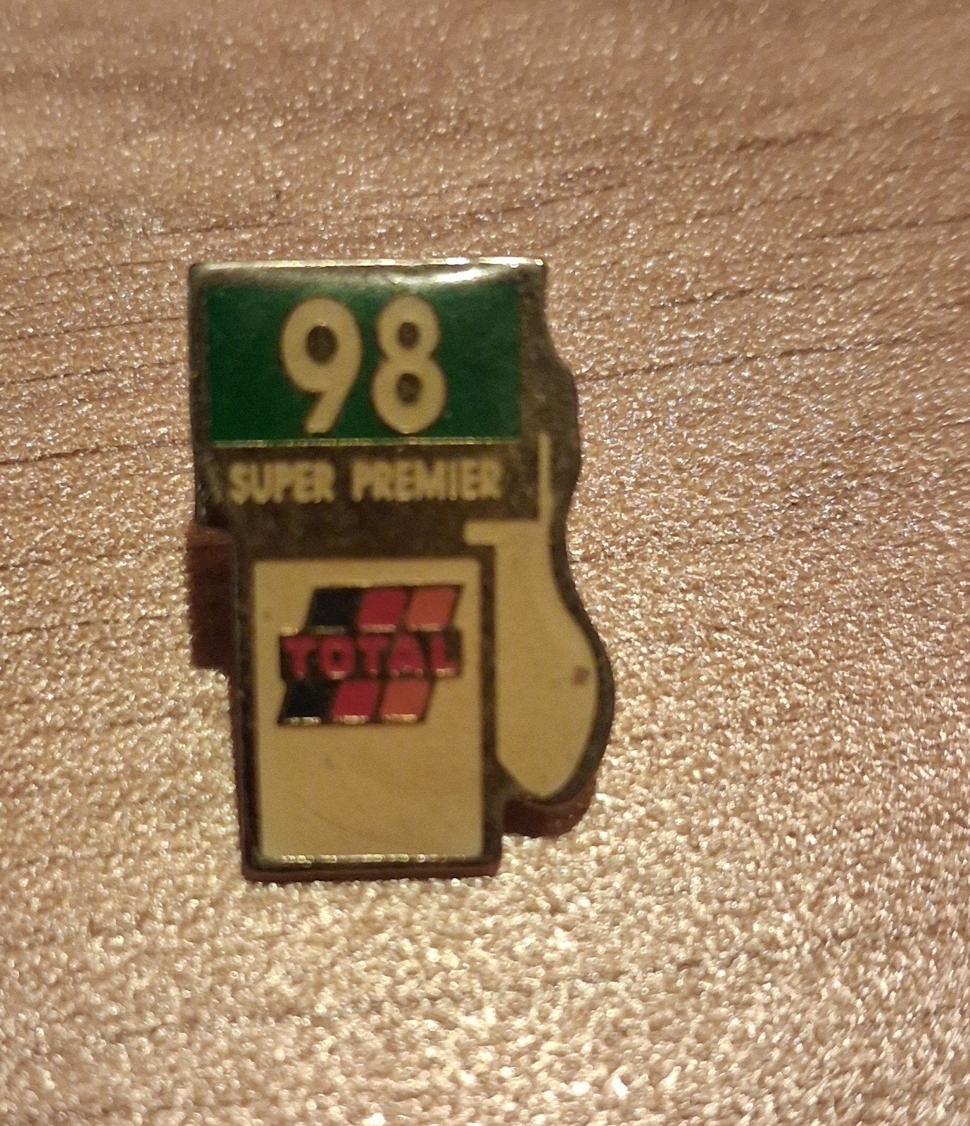 Vintage Total 98 Super Premier Benzine Pomp Speldje, Ophalen of Verzenden