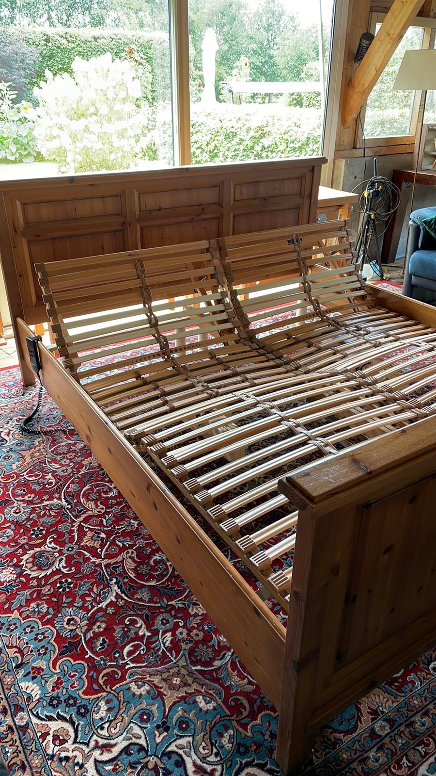 Bed hout 180 210 met electrisch verstelbare lattenbodems, Ophalen, 90 cm, Bruin, 210 cm