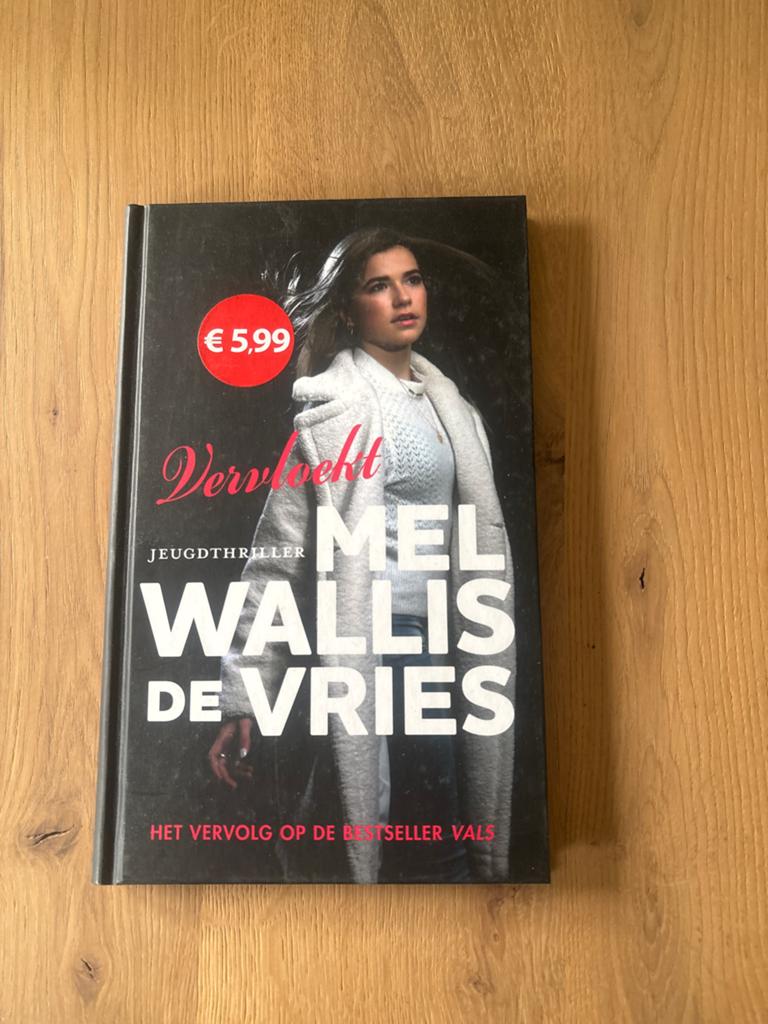 Vervloekt - Mel Wallis de Vries (Jeugdthriller), Boeken, Ophalen of Verzenden, Gelezen, Nederland