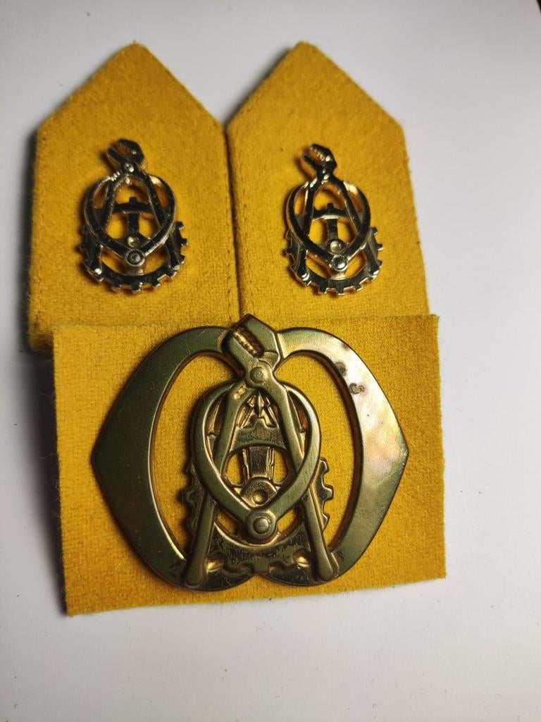 Setje Technische Dienst, geel, Verzamelen, Militaria | Algemeen, Ophalen of Verzenden, Landmacht, Nederland, Embleem of Badge