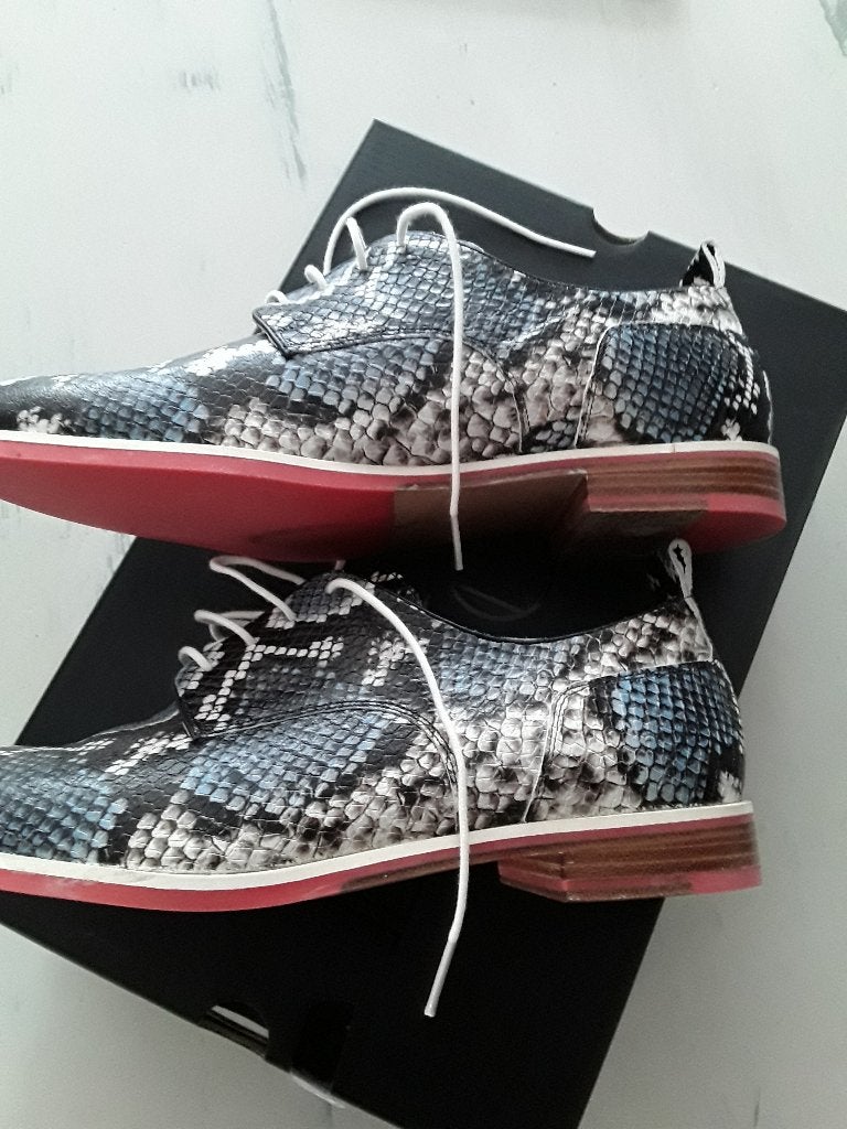 Lerora schoenen. schoenen slangenmotief. blauw/zwart/wit, Kleding | Dames, Schoenen met lage hakken, Blauw, Ophalen of Verzenden