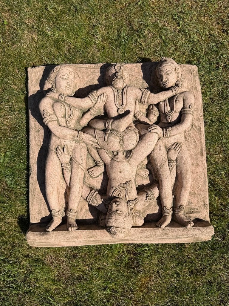 Erotisch reliëf beeld, gemaakt in de Khajuraho stijl, Antiek en Kunst, Kunst | Beelden en Houtsnijwerken, Ophalen, Steen of Keramiek