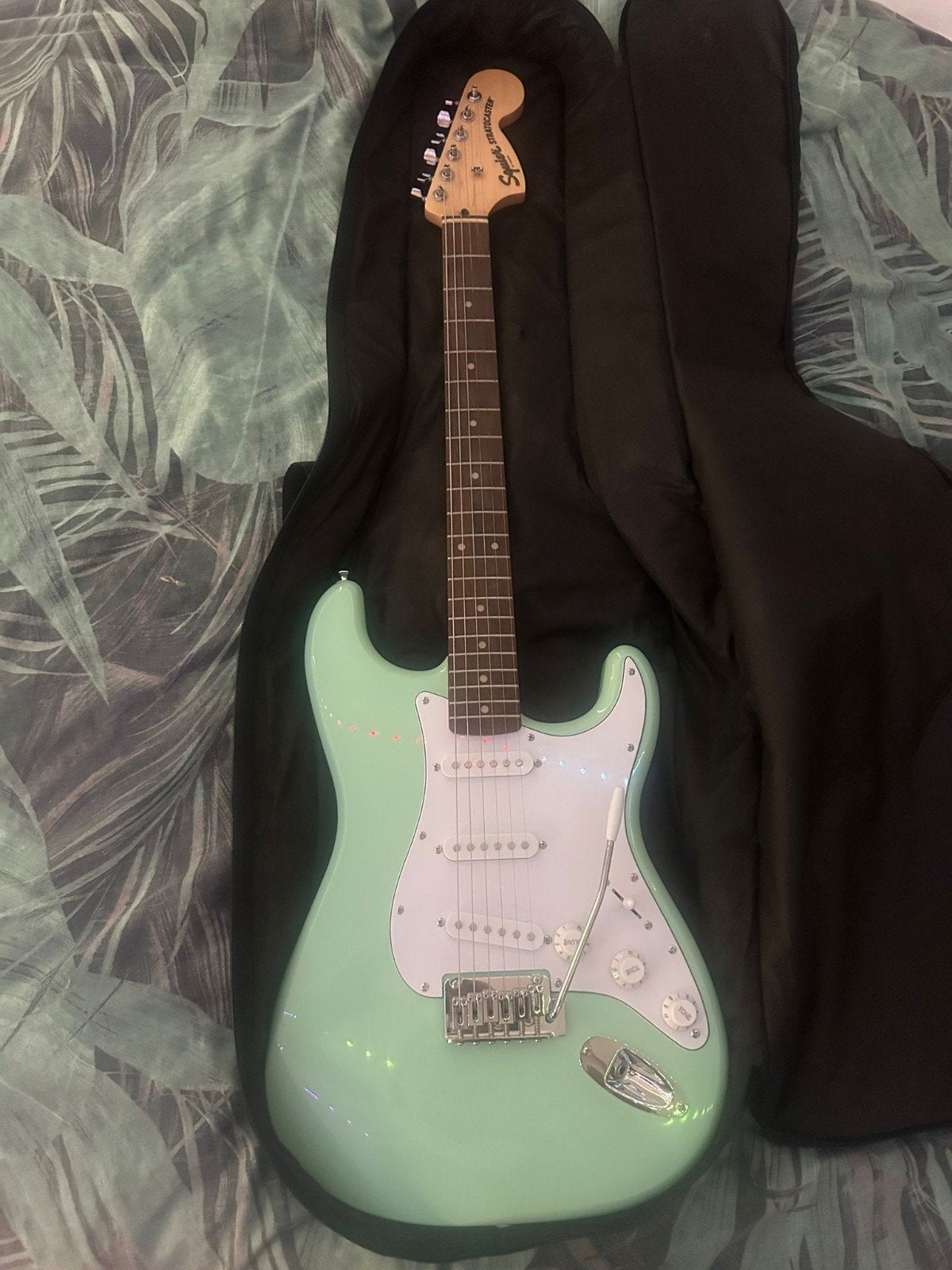 Squier Stratocaster by Fender met accessoires, Ophalen, Zo goed als nieuw, Overige typen