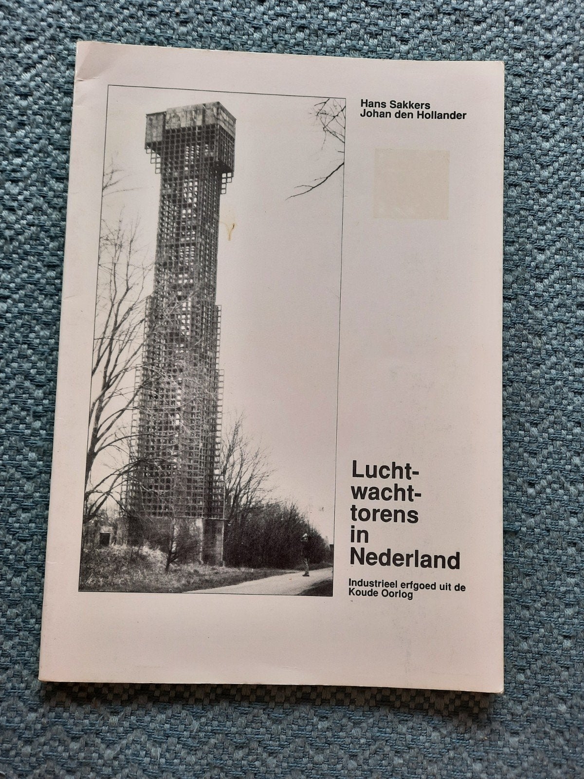 Luchtwachttorens in Nederland - Geïllustreerd Paperback, Boeken, Oorlog en Militair, Hans Sakkers, Johan den Hollander, Ophalen of Verzenden