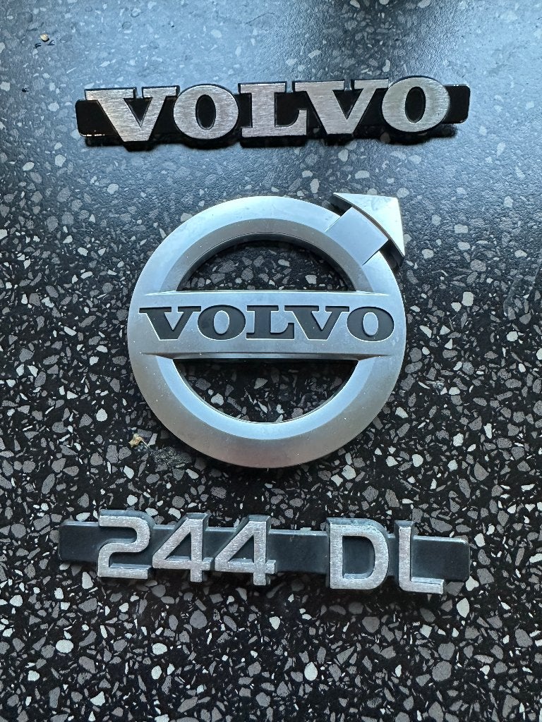 3 Volvo emblemen. Embleem Volvo Iron Mark en 244 DL., Ophalen of Verzenden, Gebruikt, Gebruiksvoorwerp