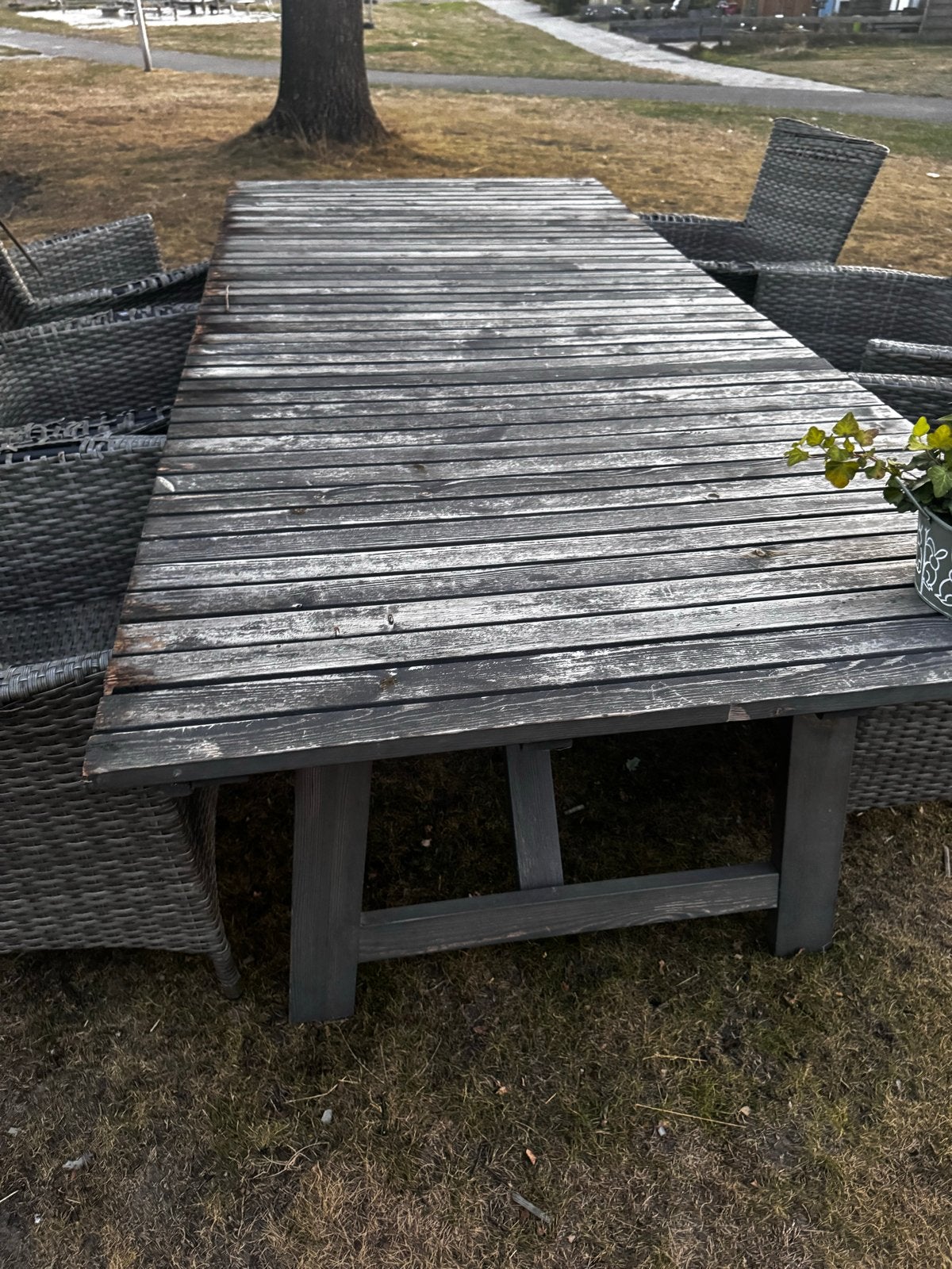 GRATIS Robuuste houten tuintafel met gebruikssporen, Tuin en Terras, Tuintafels, Ophalen, Gebruikt, Rechthoekig, Hout