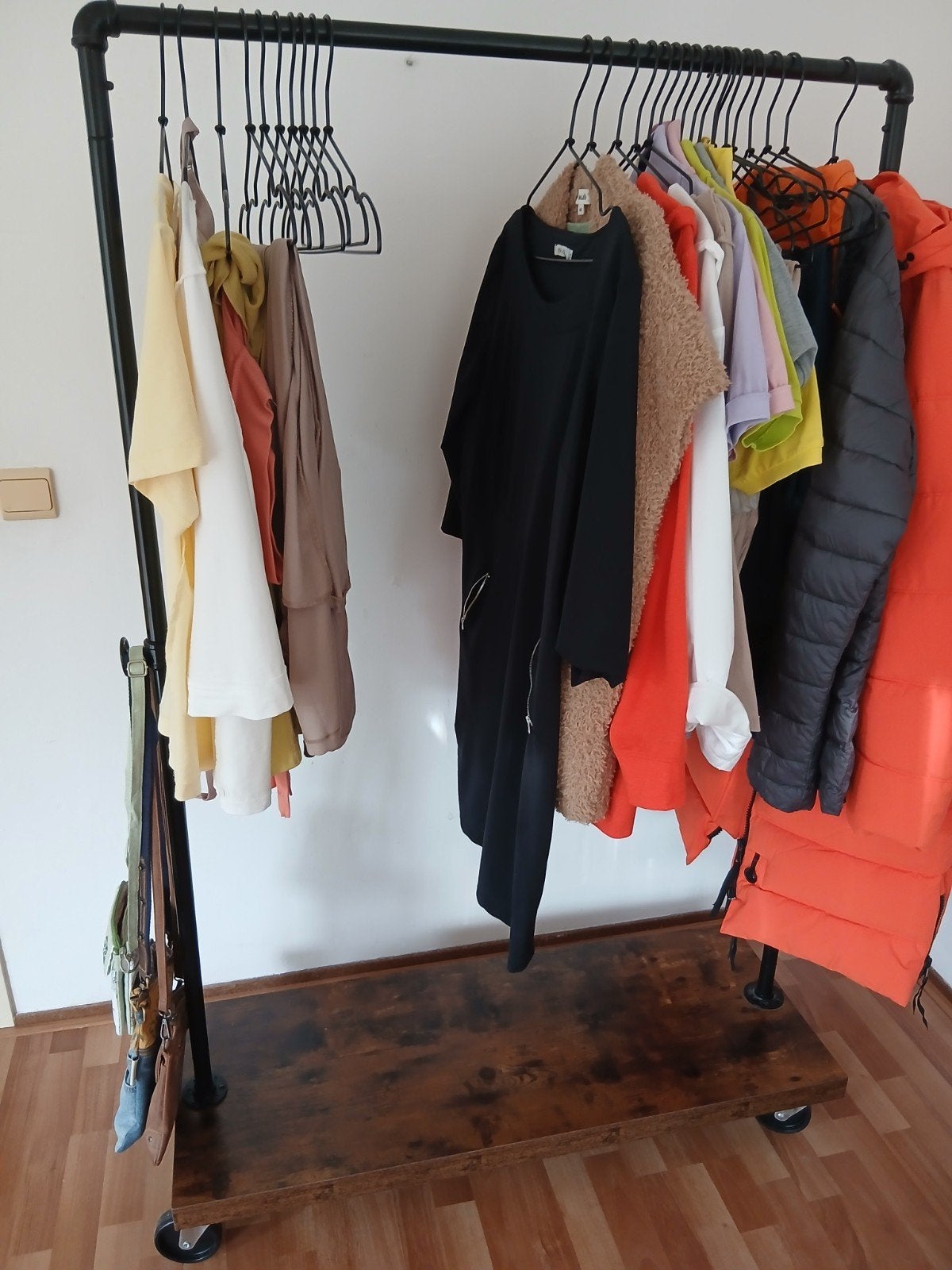 Kledingrek met wielen en houten plank., Ophalen, Met wielen, Zo goed als nieuw