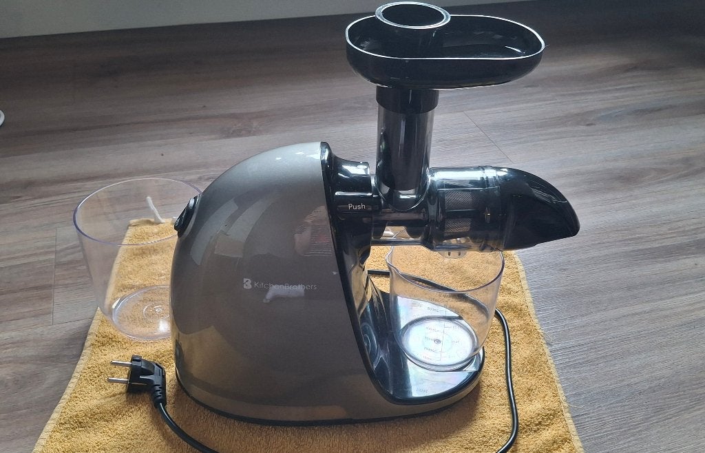 Juicer Kitchen Brothers + Book of juice recipes, Ophalen of Verzenden, Zo goed als nieuw, Elektrisch, Slowjuicer