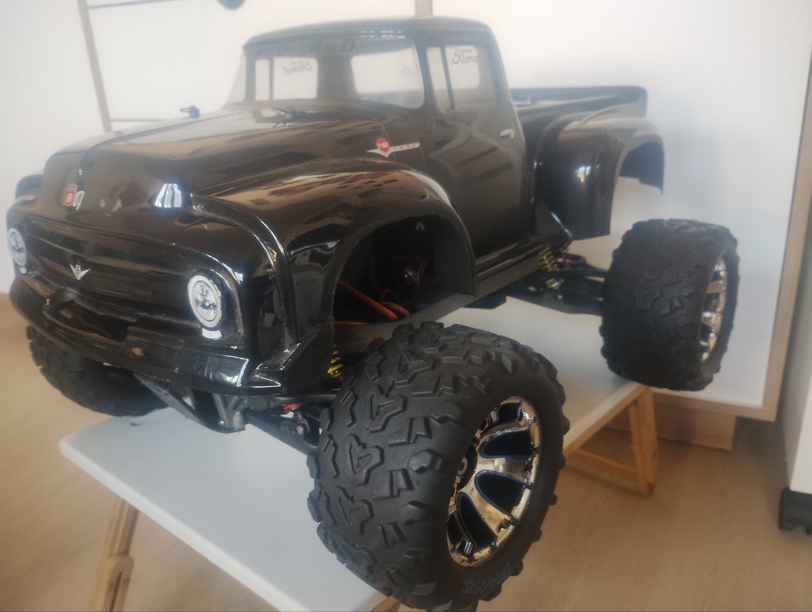 Traxxas Emaxx met Proline Ford body en VXL4S Combo, Elektro, Auto offroad, Ophalen of Verzenden, Zo goed als nieuw