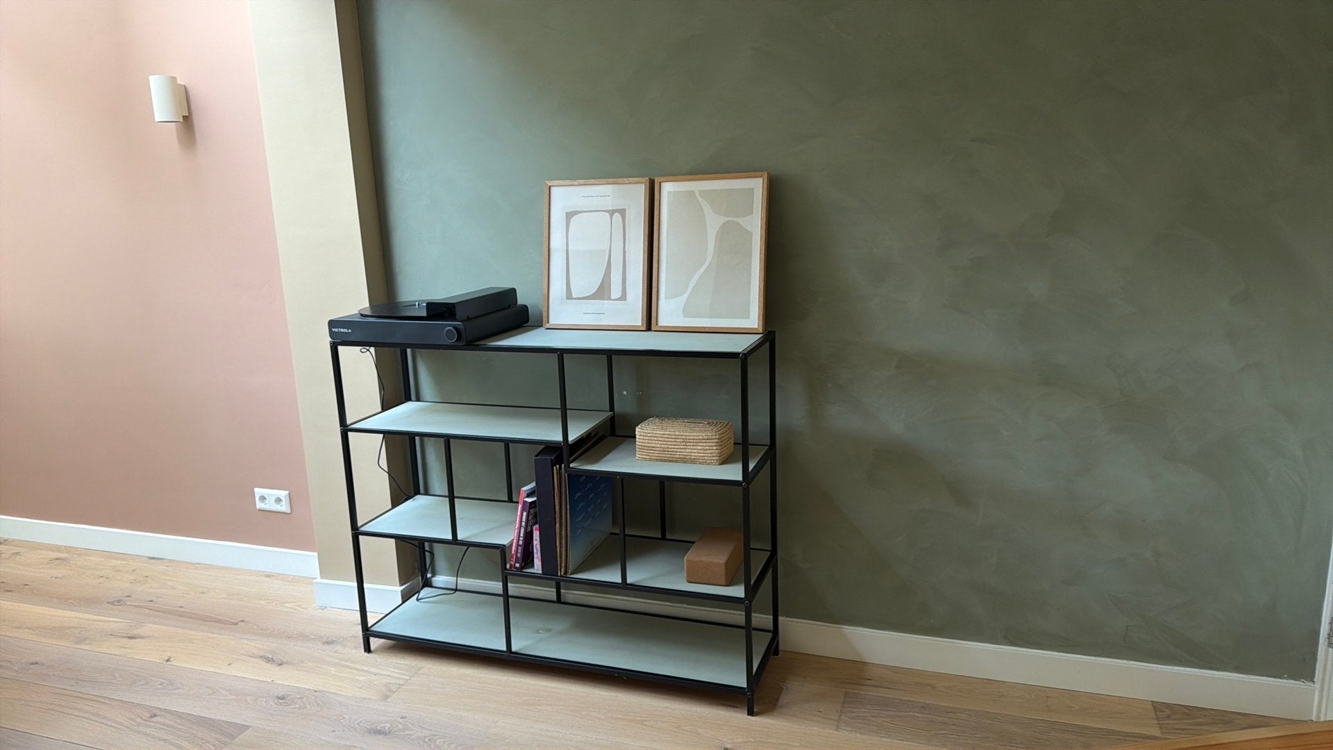 Open kast met metalen frame, Ophalen, Met plank(en), Gebruikt, 100 tot 150 cm