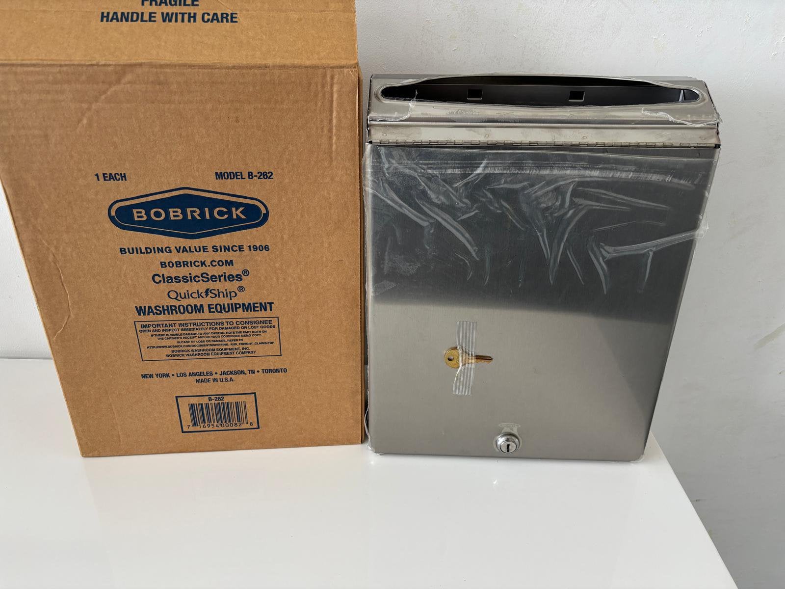 BOBRICK B-262 opbouw papieren handdoek dispenser in mat RVS, Ophalen, Nieuw