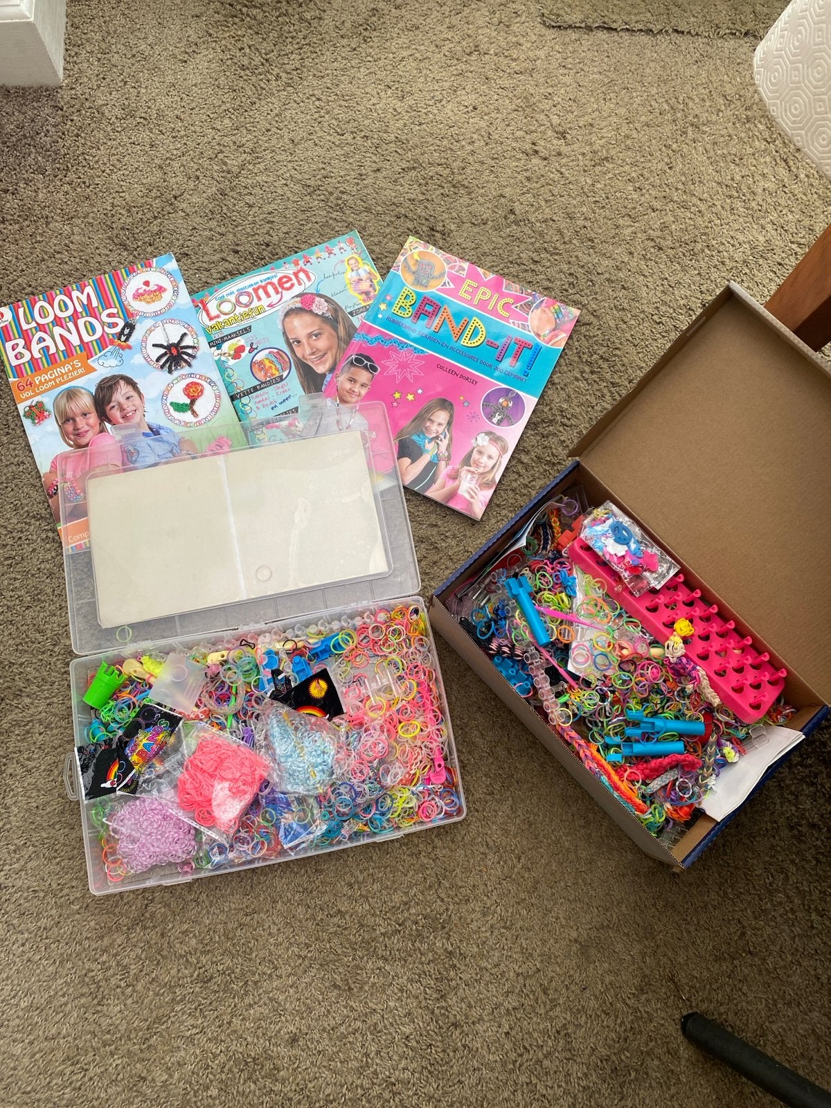 Grote Loom Bands set met boeken en opbergdozen, Gebruikt, Overige thema's, Meerkleurig, Ophalen of Verzenden