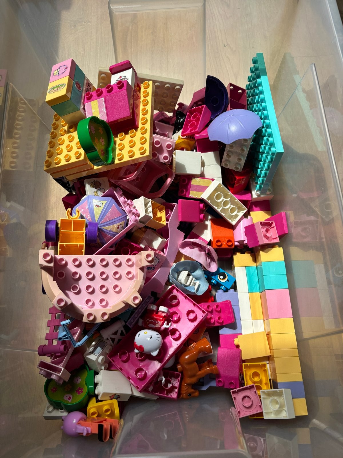 Grote bak Duplo met Hello Kitty en Disney figuren, Kinderen en Baby's, Inclusief minifiguren, Gebruikt, Ophalen of Verzenden, Losse stenen
