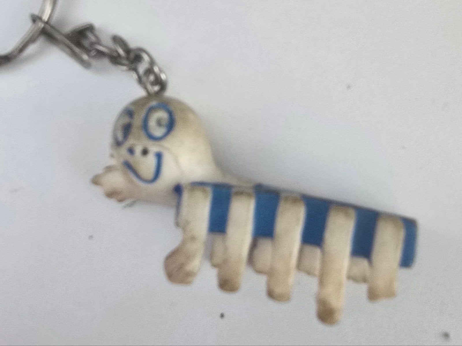 Leuke sleutelhanger met blauw-wit gestreept figuurtje, Ophalen of Verzenden