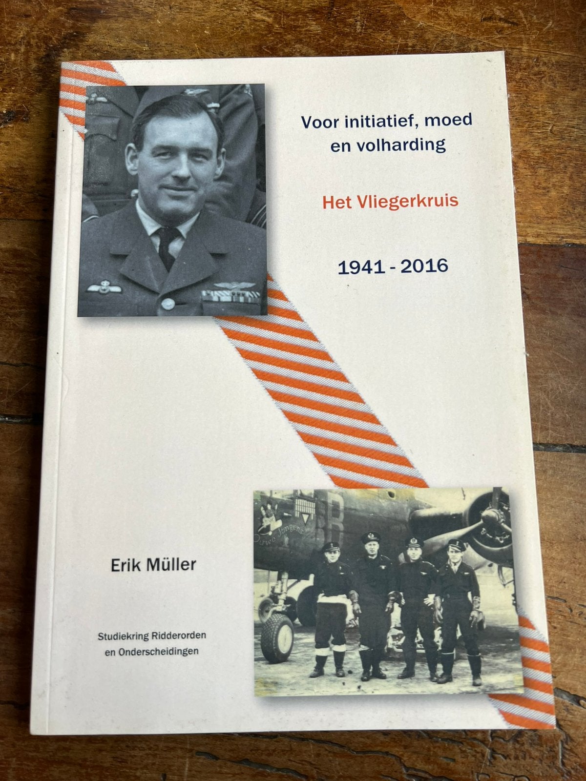 Zeldzaam naslagwerk Vliegerkruis decorandi Müller medaille, Verzamelen, Militaria | Tweede Wereldoorlog, Verzenden, Lintje, Medaille of Wings