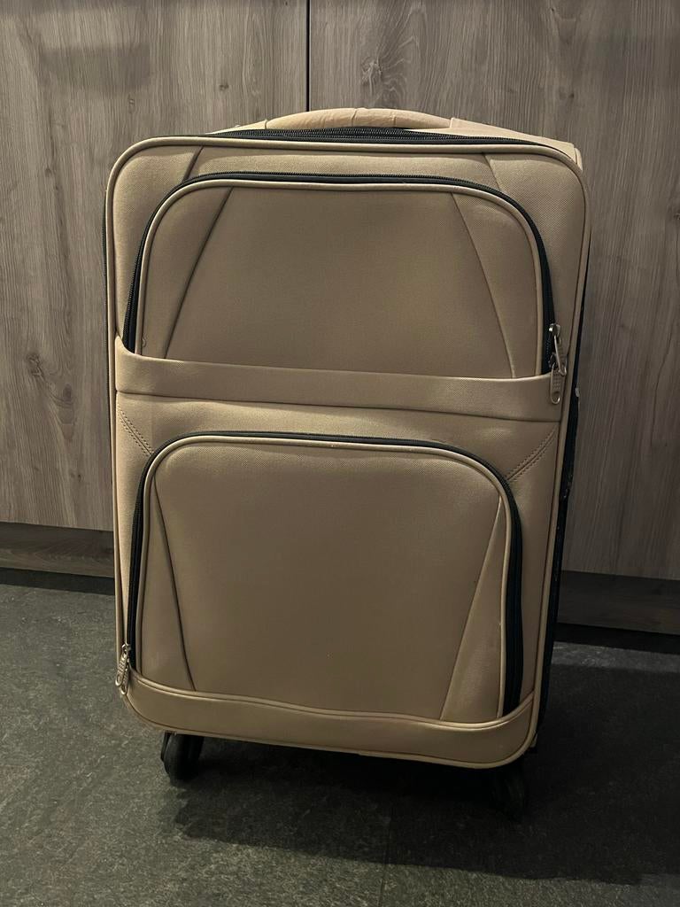 Handige beige koffer met wieltjes en uitschuifbare handgreep, Sieraden, Tassen en Uiterlijk, Koffers, Ophalen, Gebruikt, 50 tot 60 cm