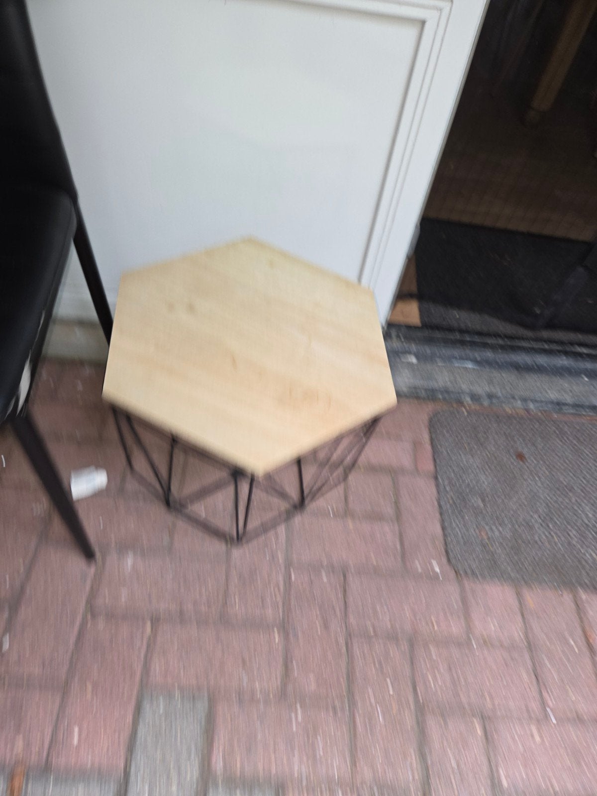 Zeshoekige bijzettafel met houten blad en metalen onderstel, Minder dan 45 cm, Minder dan 55 cm, Gebruikt, Modern, Industrieel