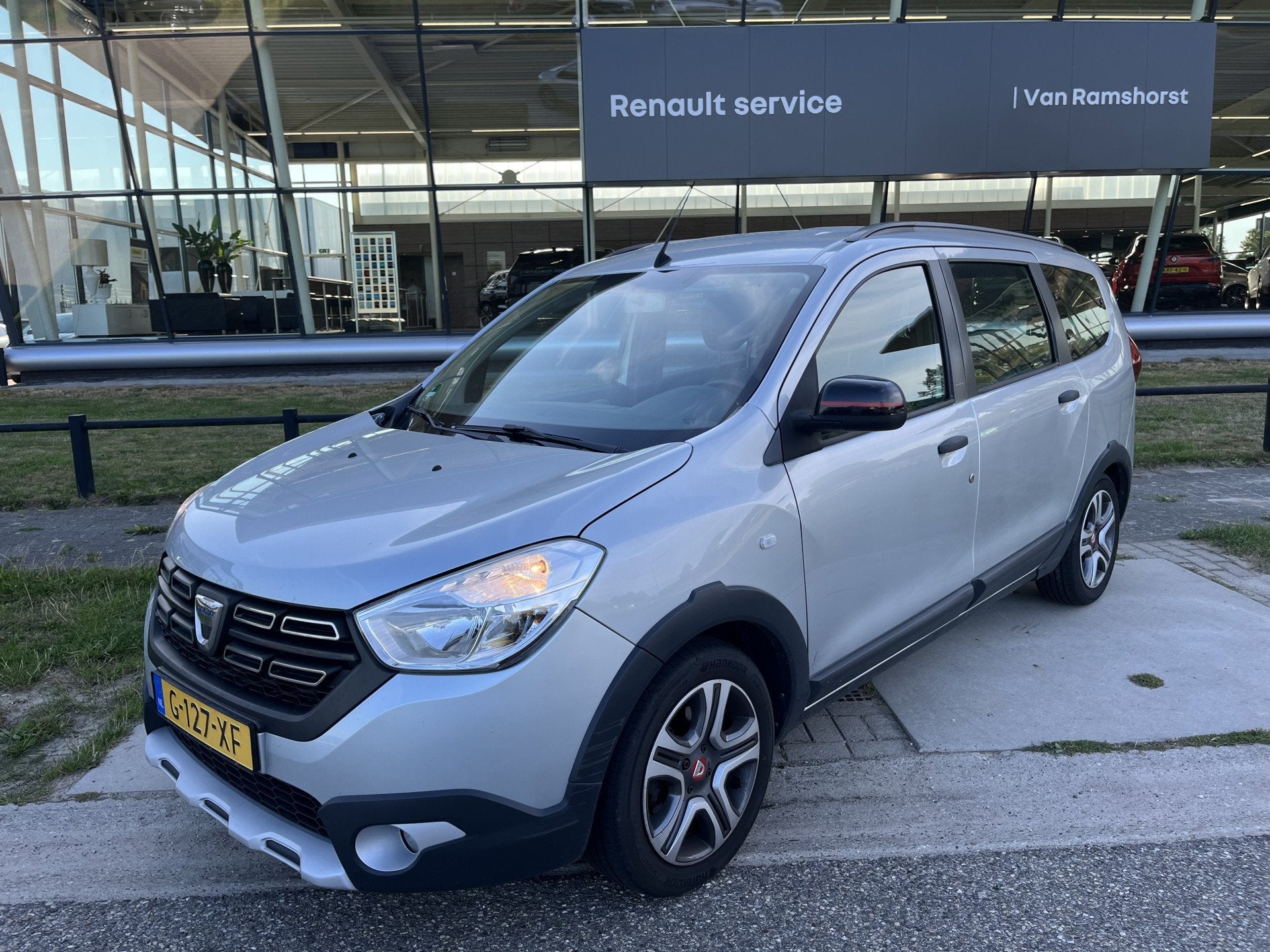 Dacia Lodgy 1.3 TCe 131 PK Tech Road 7-Persoons / Trekhaak /, Auto's, Dacia, Voorwielaandrijving, 12 maanden, Stof, Gebruikt