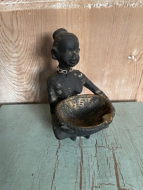Vintage beeldje zittende Afrikaanse vrouw met schaal. Asbak, Ophalen