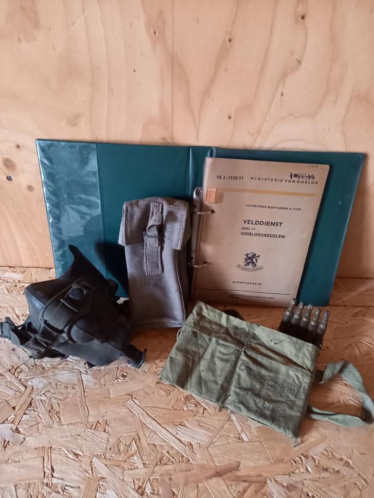 Verzameling militaire spullen: gasmasker, munitietas, boek, Ophalen of Verzenden, Landmacht, Nederland, Boek of Tijdschrift
