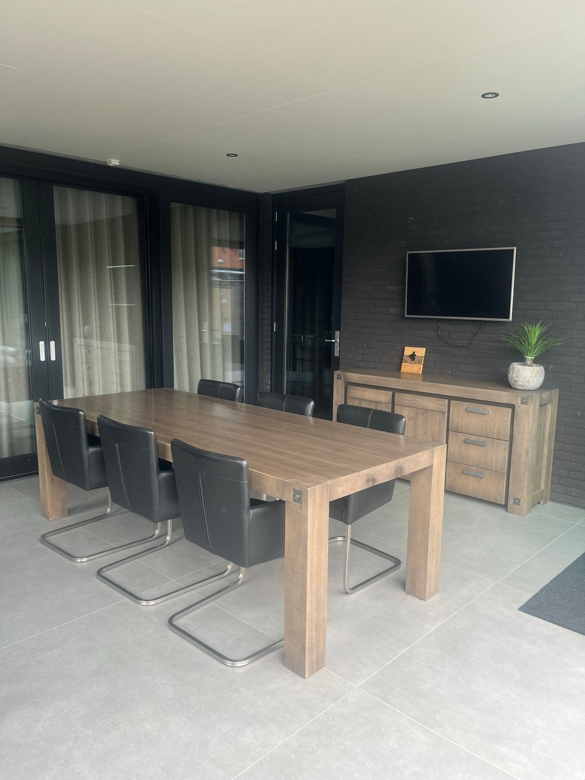 Eiken eettafel 't Haven Old Grey met 6 zwarte leren stoelen, Ophalen, Eikenhout, 200 cm of meer, 50 tot 100 cm