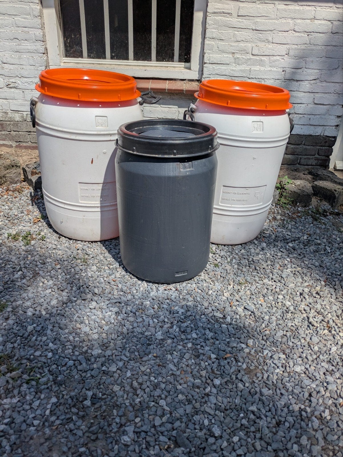 Voertonnen: 2x 60 liter en 1x 35 liter, Ophalen, Gebruikt