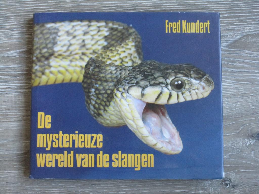 De mysterieuze wereld van de slangen - Fred Kunert, Ophalen of Verzenden, Gelezen