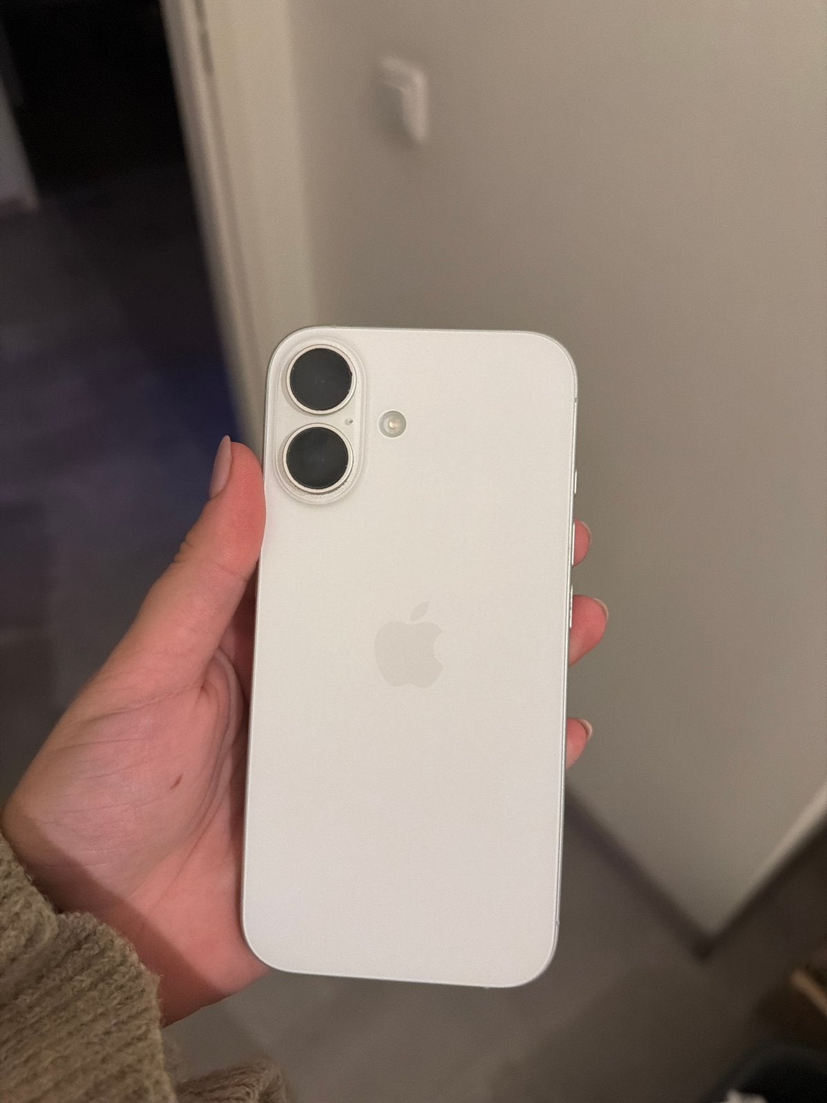 Apple iPhone 16 256GB Wit, 80 %, Wit, IPhone 16, Zo goed als nieuw