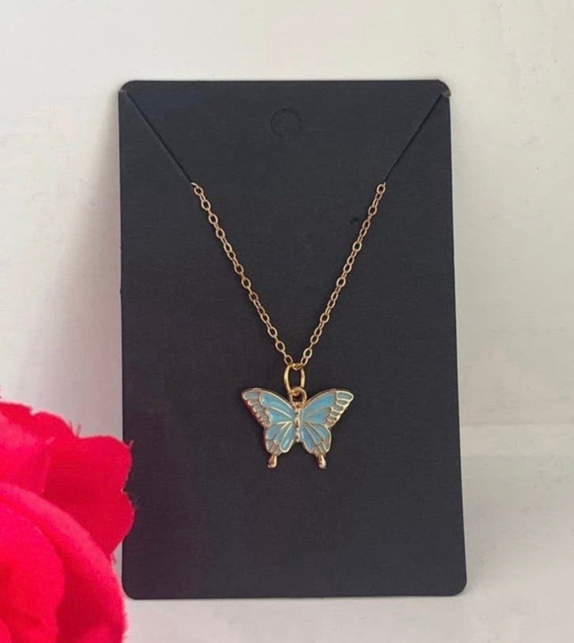 Goudkleurige ketting met blauwe vlinder hanger - Nieuw, Verzenden, Nieuw, Goud, Overige materialen
