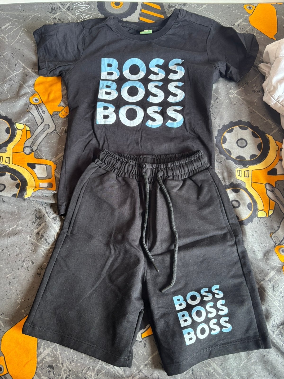2 leuke boss zomer setjes, Kinderen en Baby's, Kinderkleding | Maat 128, Ophalen of Verzenden, Zo goed als nieuw, Jongen, Setje