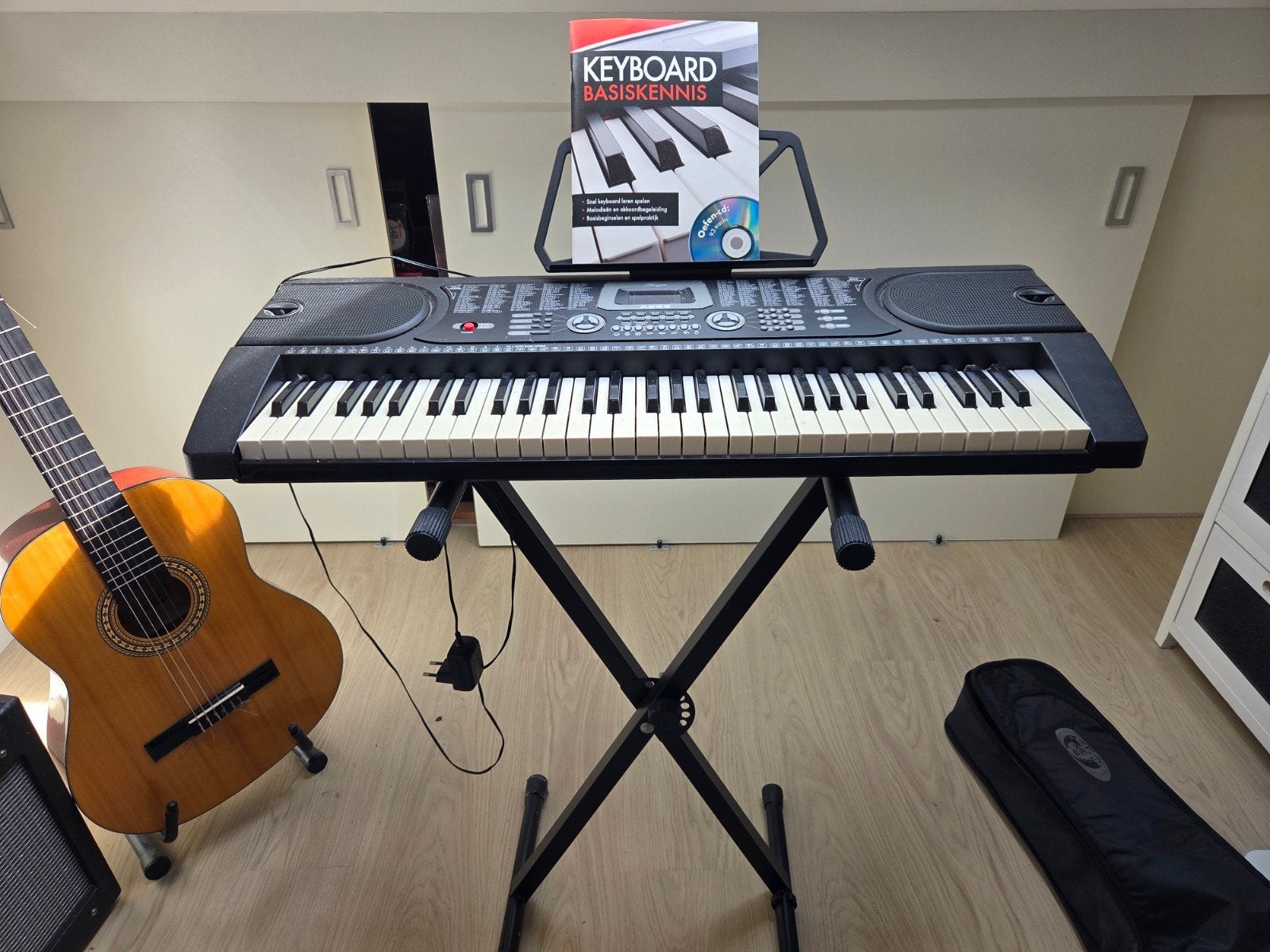 Keyboard Aengus A289 met standaard en liedjesboek, Overige merken, Ophalen of Verzenden, Met standaard, 61 toetsen