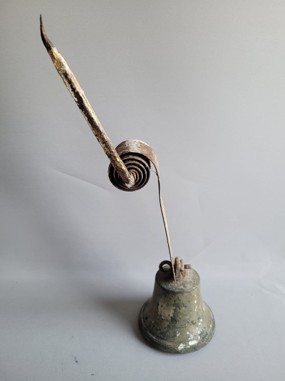 Antieke metalen bel met veer, Ophalen of Verzenden