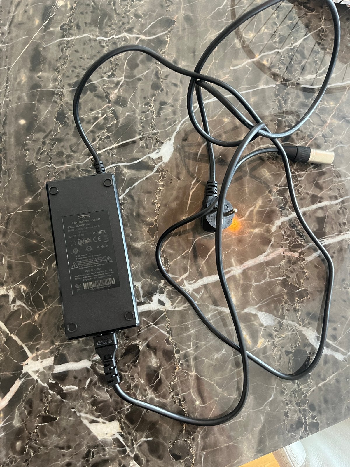 SANS Li-ion acculader 42V 2.0A (3-pins XLR), Fietsen en Brommers, Ophalen of Verzenden, Gebruikt