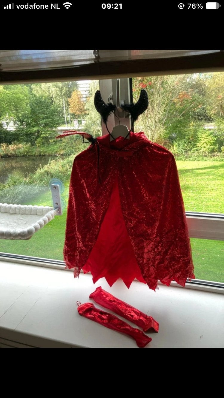 Halloween Duivel Set: Cape, Hoorns, Handschoenen, Stok, Kleding | Dames, Ophalen of Verzenden, Gedragen, Halloween, Kleding
