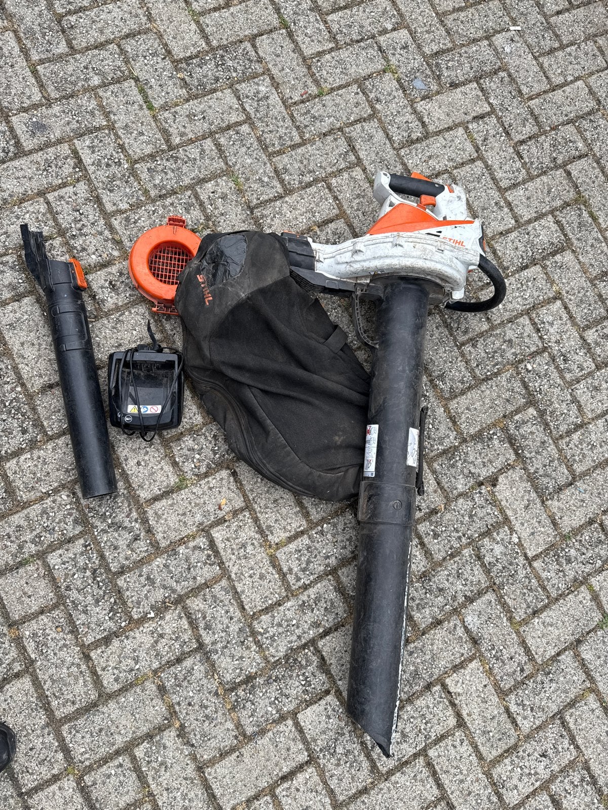 Stihl SHA 56 Bladblazer/Bladzuiger met Accu en Lader, Tuin en Terras, Bladblazers, Gebruikt, Ophalen of Verzenden, Met opvangzak