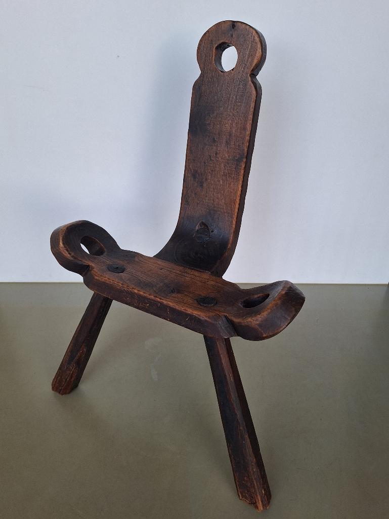 div. antieke houten Spaanse kruk brutalist driepoot stool, Ophalen