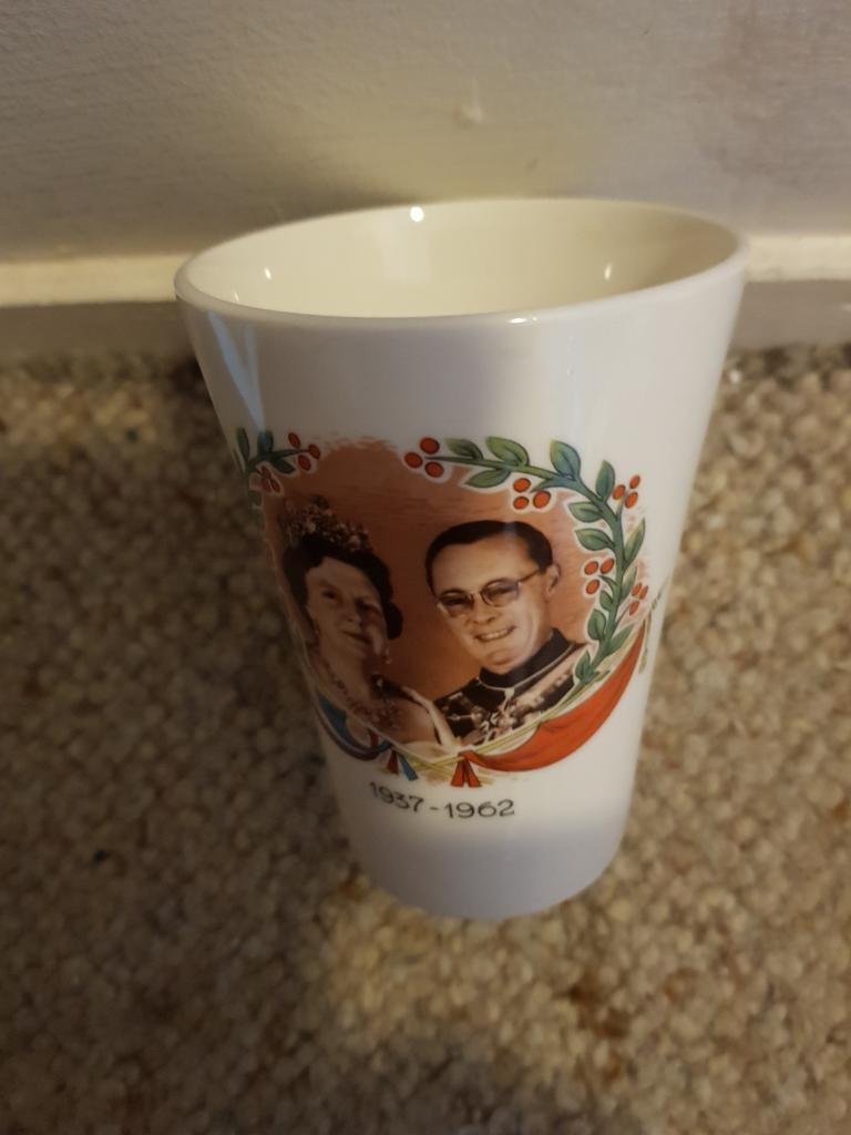 Beker ter gelegenheid van het 25jarig huwelijk  van Koningin, Ophalen, Servies