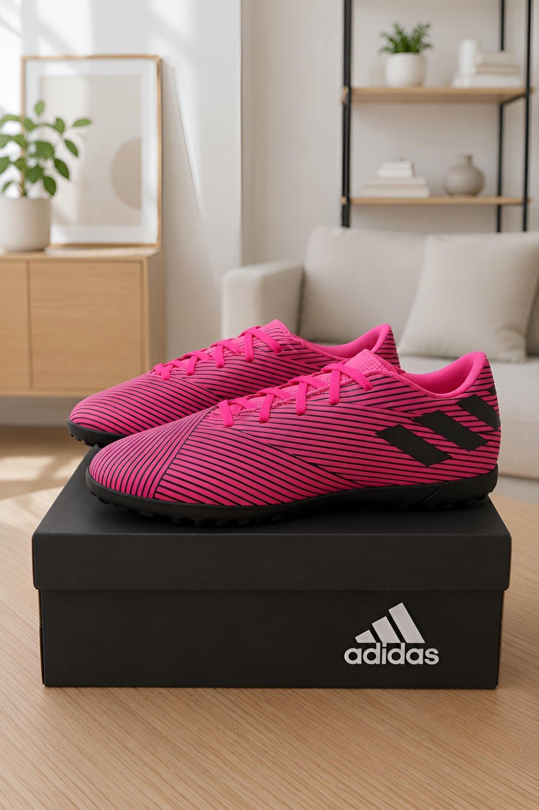 Adidas voetbalschoenen - Roze & Zwart, Maat XS of kleiner, Schoenen, Nieuw, Ophalen of Verzenden