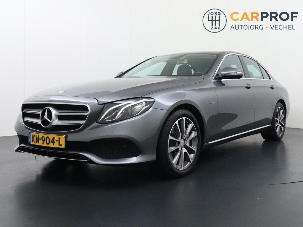 Mercedes-Benz E-klasse 350 e Avantgarde Trekhaak Widescreen, Auto's, Automaat, Achterwielaandrijving, Gebruikt, Leder en Stof