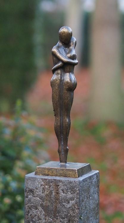 bronzen beeld / MODERN LIEFDESPAAR / 30 cm hoog