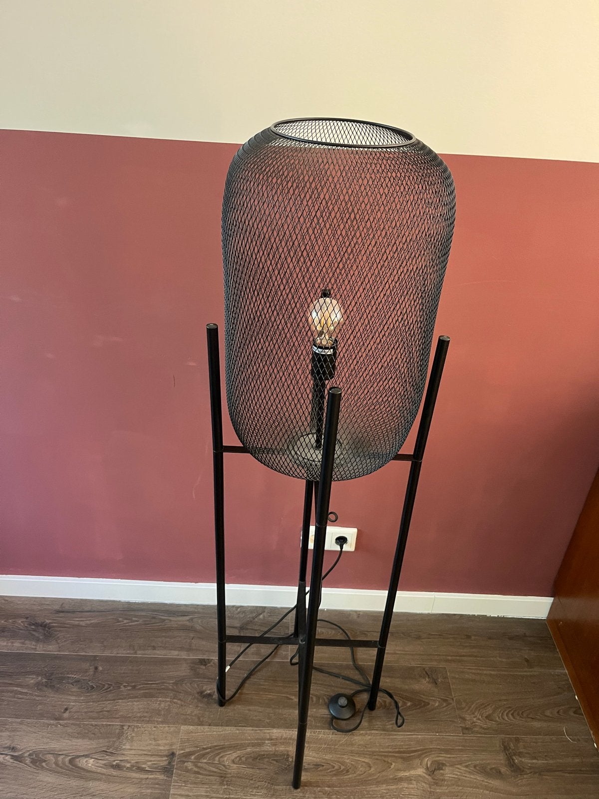 Moderne zwarte metalen vloerlamp met gaasdesign, Huis en Inrichting, Ophalen, Gebruikt, Metaal, 100 tot 150 cm