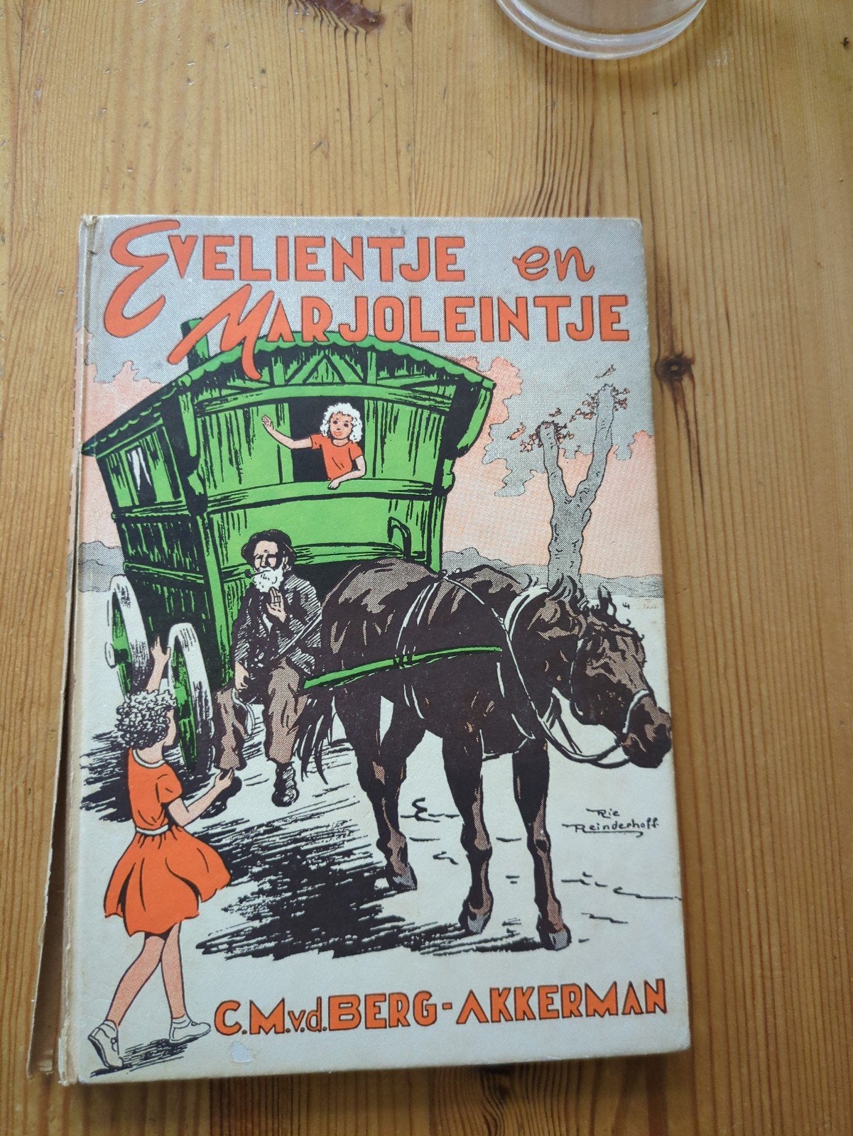 Evelientje en Marjoleintje - C.M.vd.BERG-AKKERMAN, Boeken, Ophalen of Verzenden, Gelezen, C.M.vd.BERG-AKKERMAN, Fictie algemeen