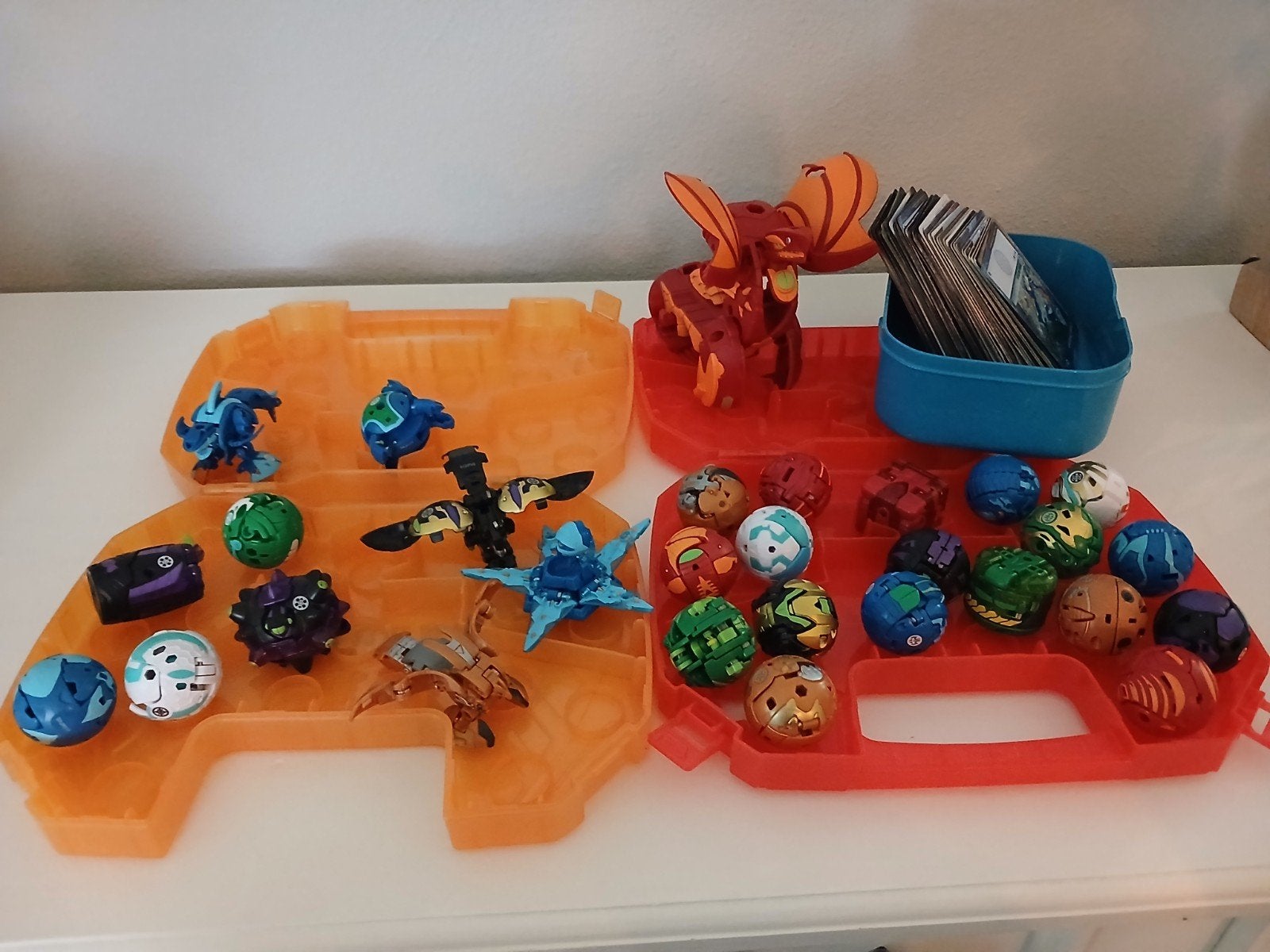 Bakugans ( koffers+28 bakugans+1 grote bakugan+kaarten)), Ophalen of Verzenden, Zo goed als nieuw