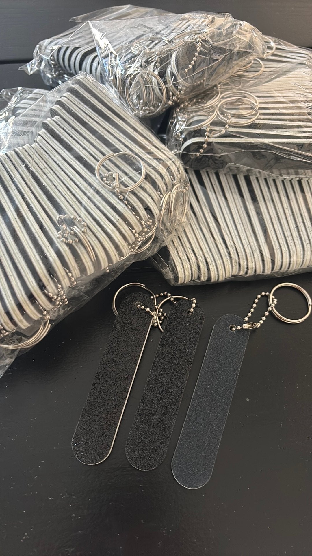 Mini vijltjes ( sleutelhanger), Ophalen of Verzenden, Nieuw, Zwart, Handen en Nagels