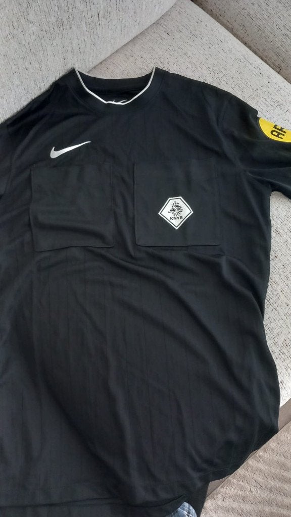 Shirts Nike KNVB scheidsrechter / grensrechter (zwart, rood), Maat M, Ophalen of Verzenden, Zo goed als nieuw, Shirt